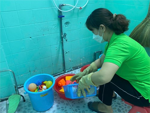 Lớp Chích Choè tổng vệ sinh hằng tuần.